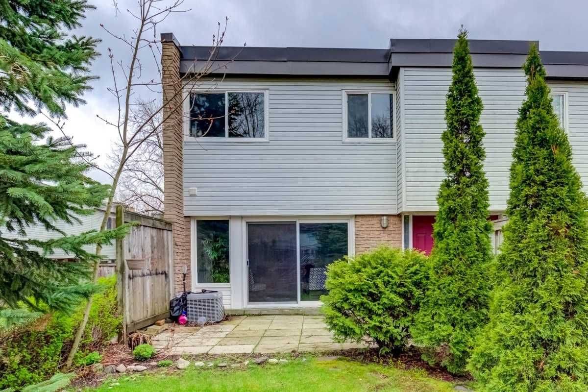 76 Springfair Ave Country Lane Townhomes 3 Beds 2 Baths Strata.ca